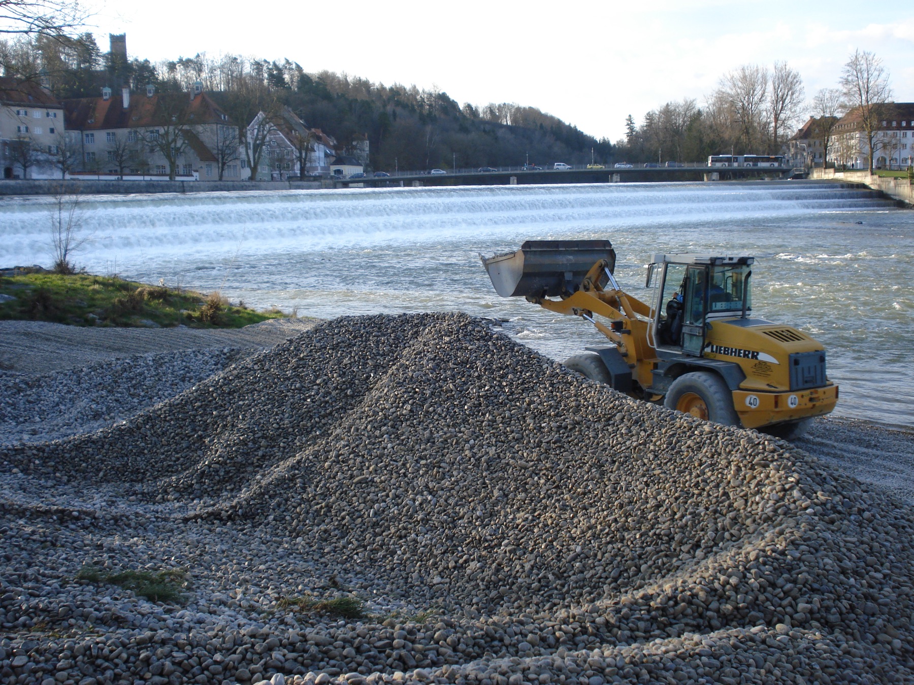 Radlader verteilt Kies am Lechstrand 2015
