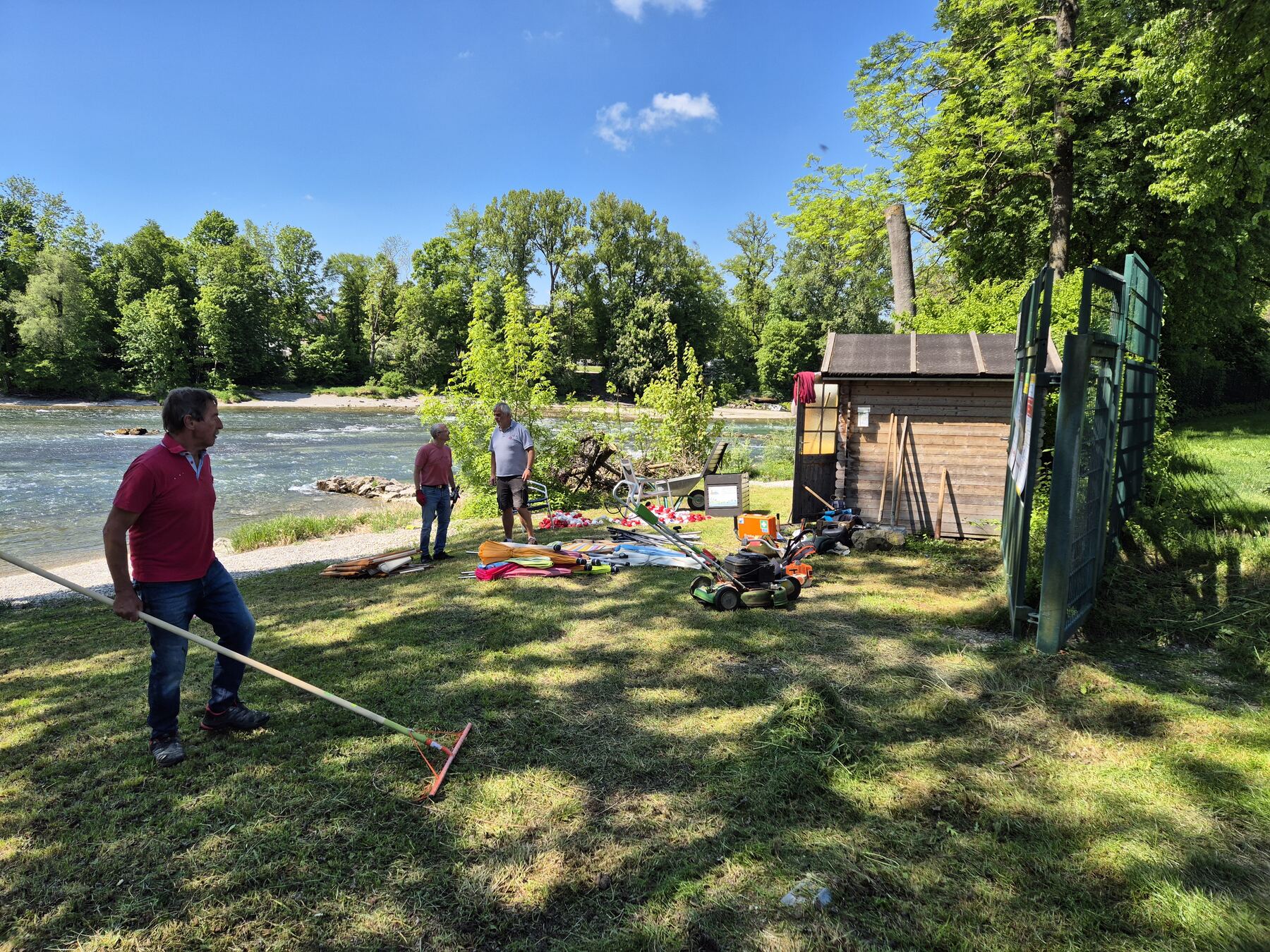 Pflegearbeiten an der Vereinshütte am Lechstrand